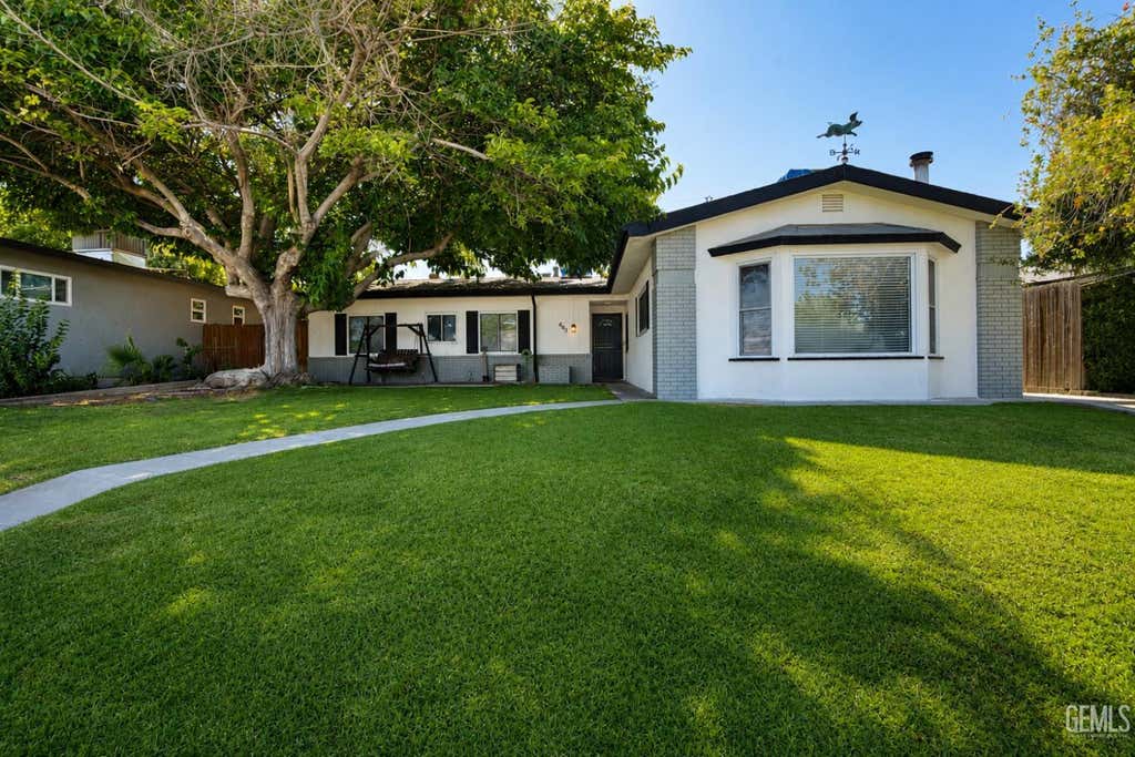 Photo of 407 Garratt Street, Taft, CA 93268 (MLS # 202607689)