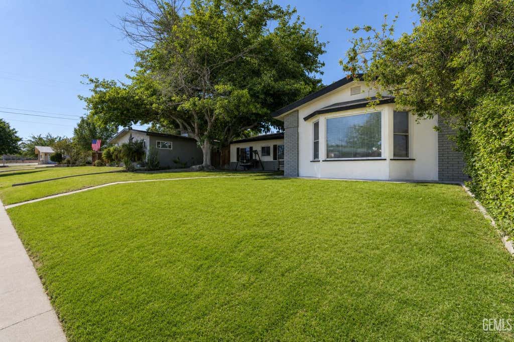 Photo of 407 Garratt Street, Taft, CA 93268 (MLS # 202607689)