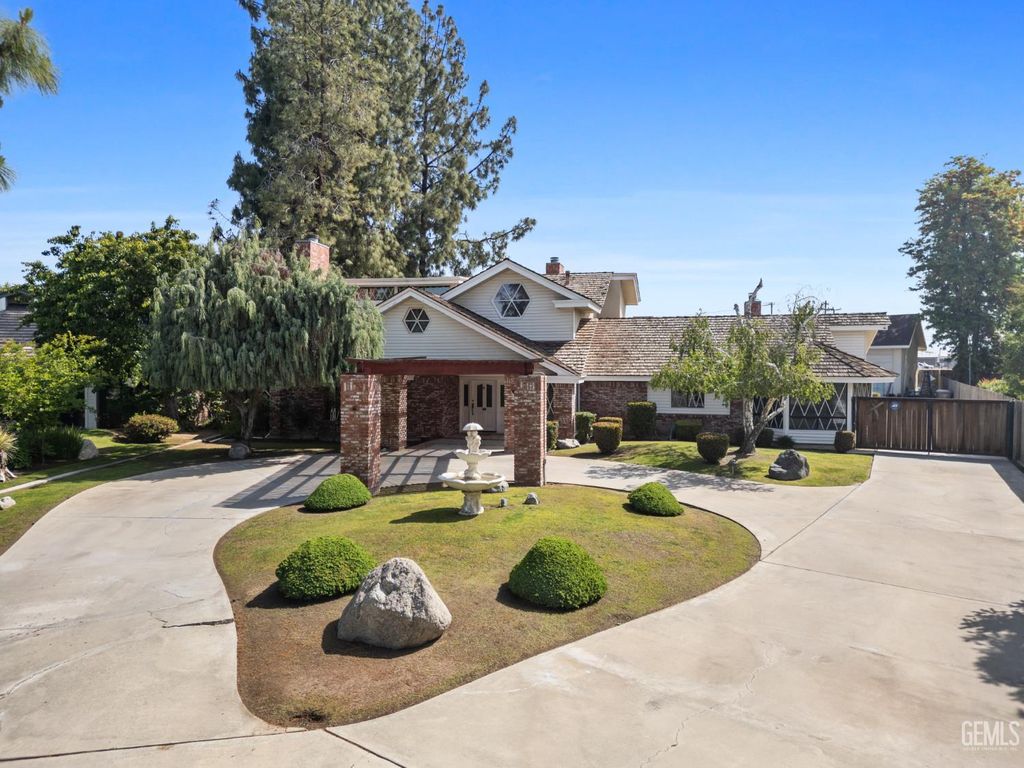 Photo of 7112 Crestwood Street, Bakersfield, CA 93308 (MLS # 202602888)