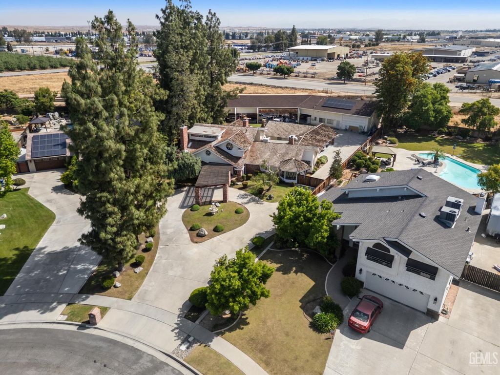 Photo of 7112 Crestwood Street, Bakersfield, CA 93308 (MLS # 202602888)