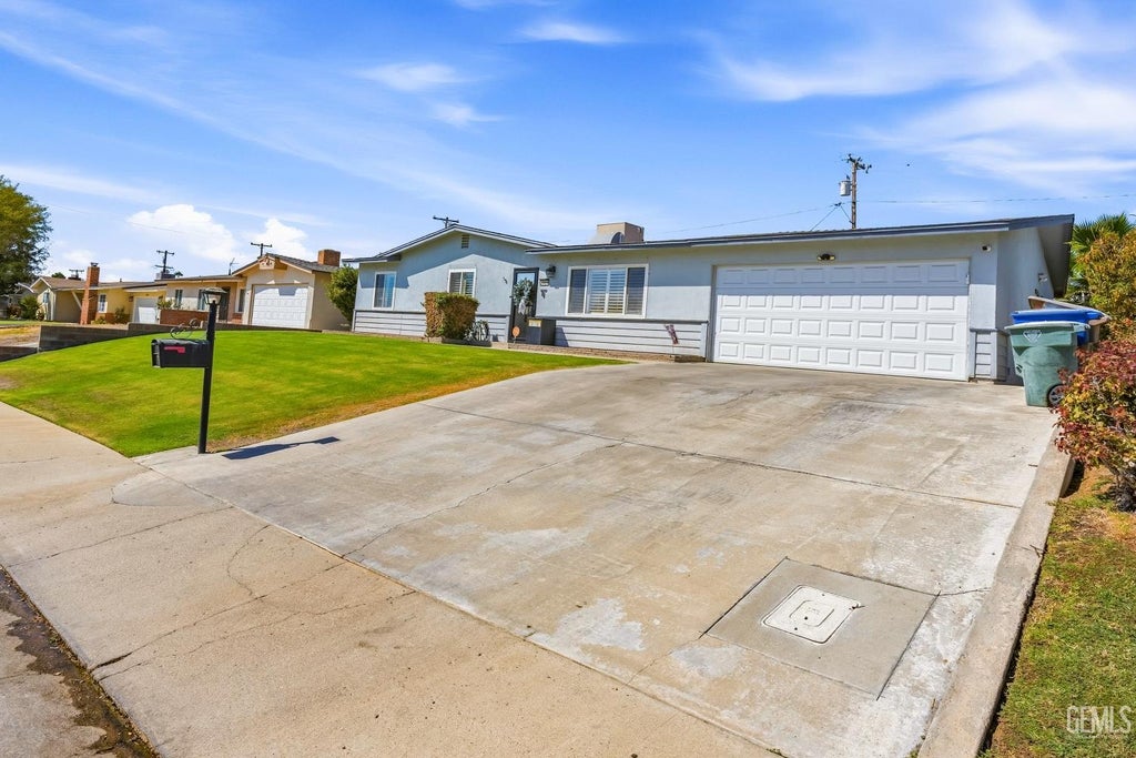 Photo of 2906 San Pablo Avenue, Bakersfield, CA 93306 (MLS # 202609982)
