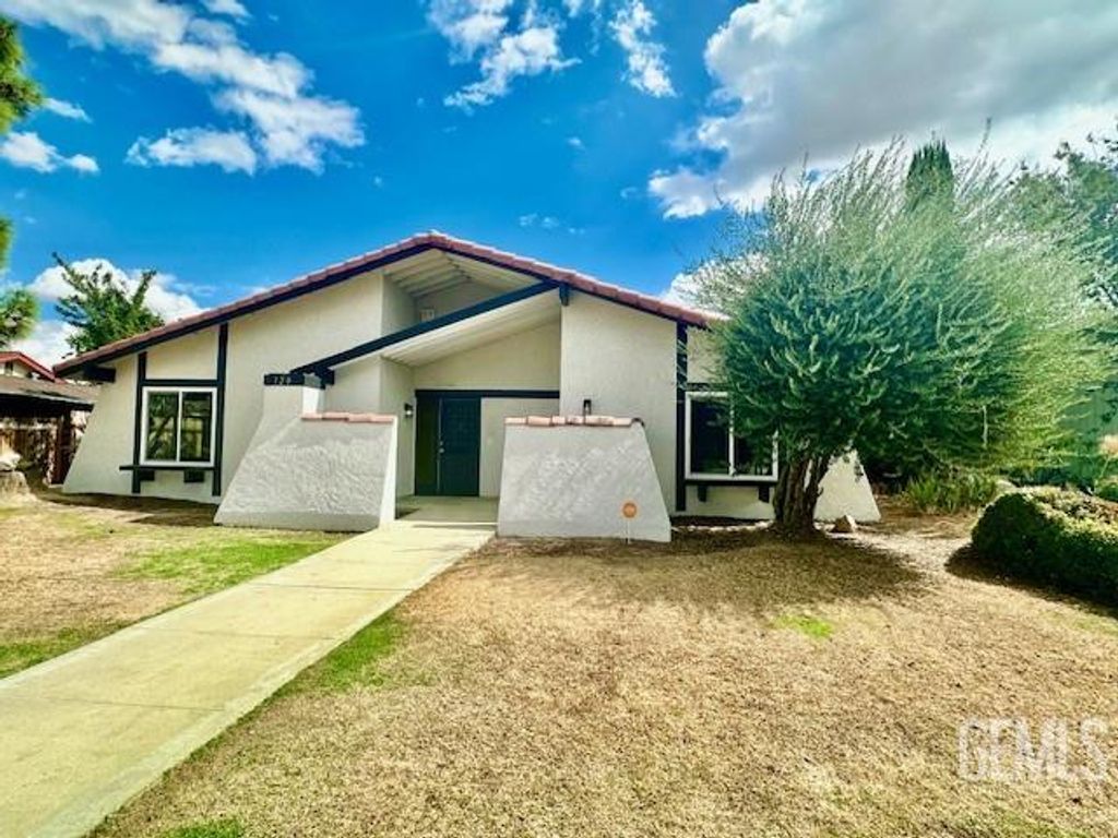 Photo of 120 Village Way, Taft, CA 93268 (MLS # 202511300)