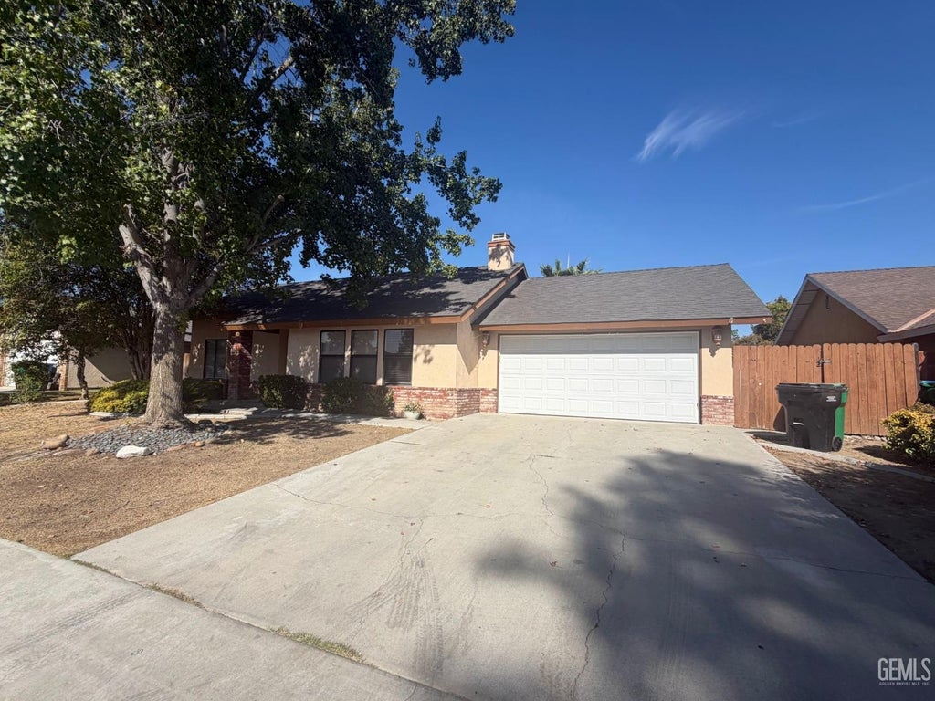 Photo of 746 Tamara Way, Shafter, CA 93263 (MLS # 202609777)