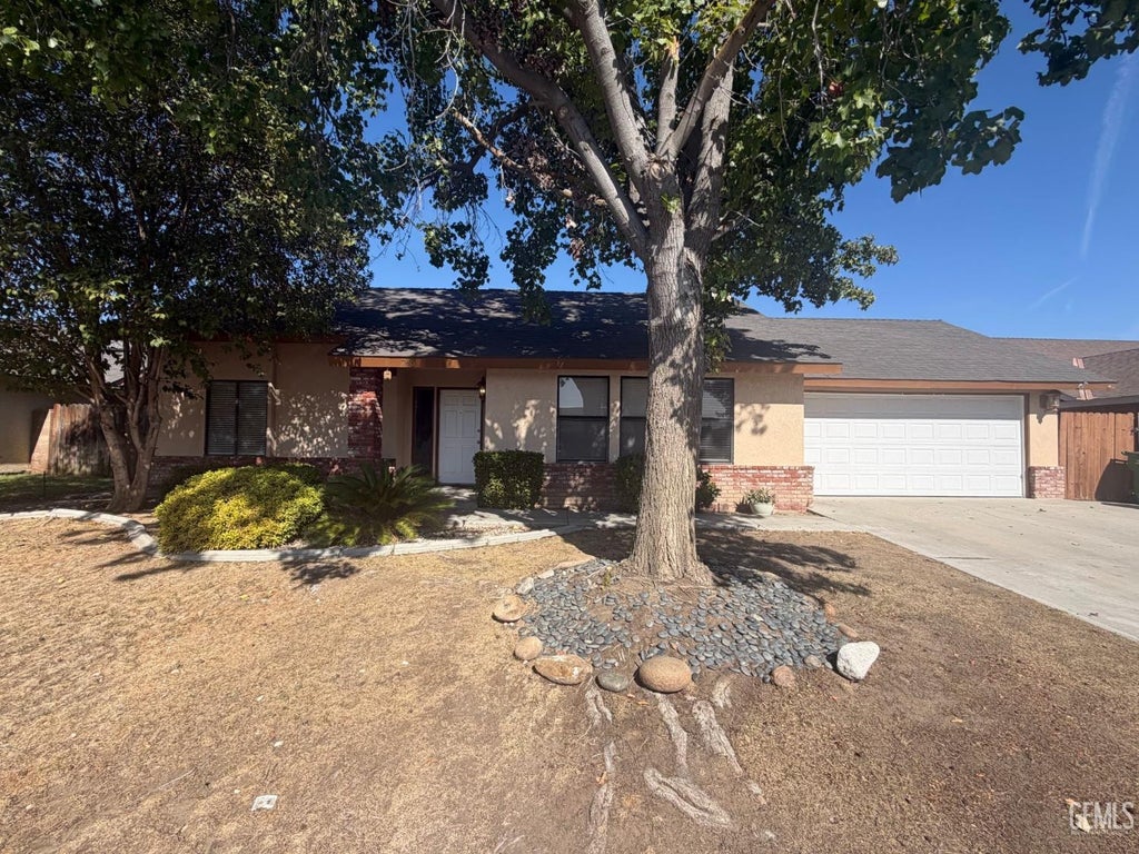 Photo of 746 Tamara Way, Shafter, CA 93263 (MLS # 202609777)