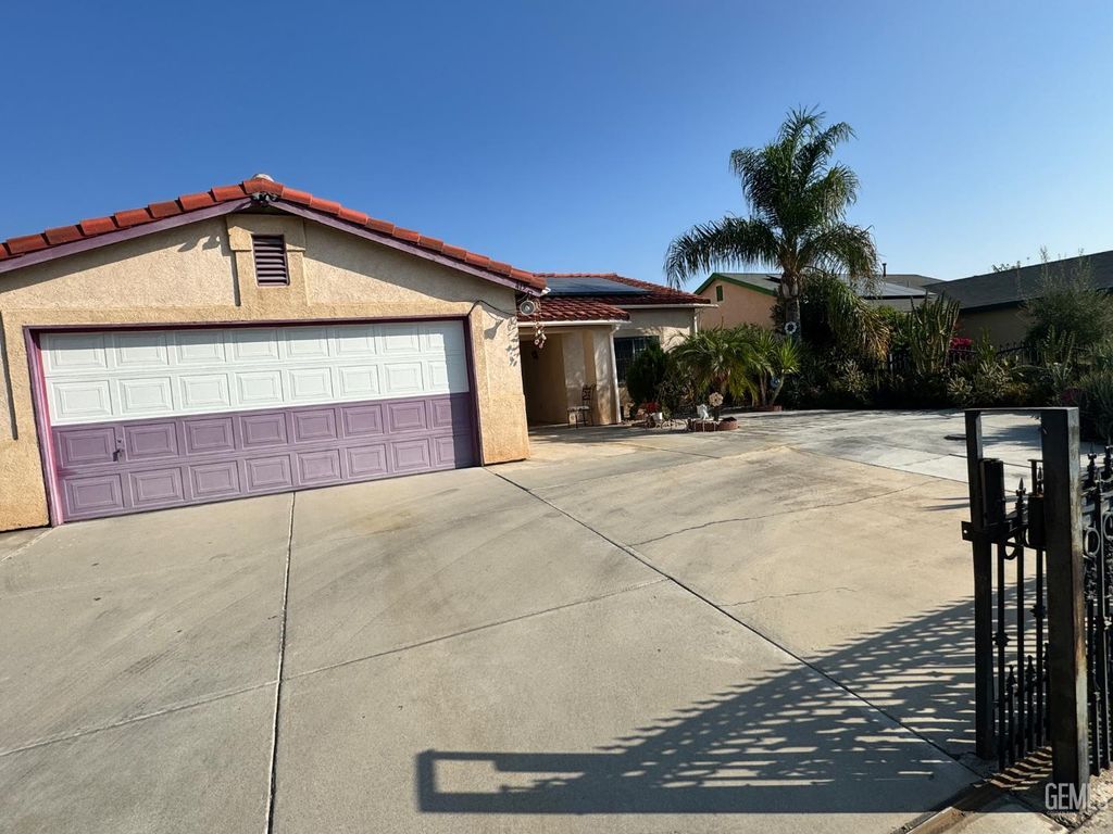Photo of 419 Catalina Place, Delano, CA 93215 (MLS # 202511054)
