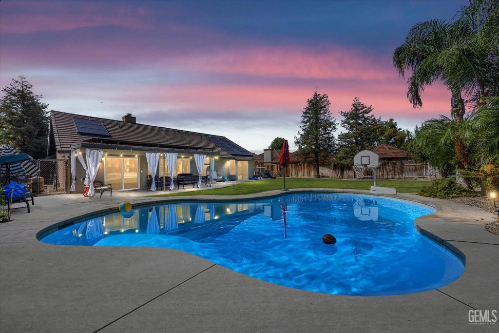Photo of 15626 Sammie Avenue, Bakersfield, CA 93314 (MLS # 202510857)
