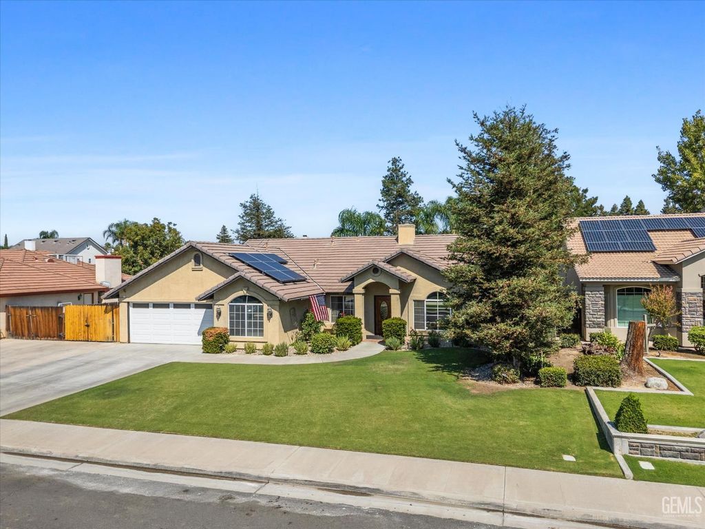 Photo of 15626 Sammie Avenue, Bakersfield, CA 93314 (MLS # 202510857)