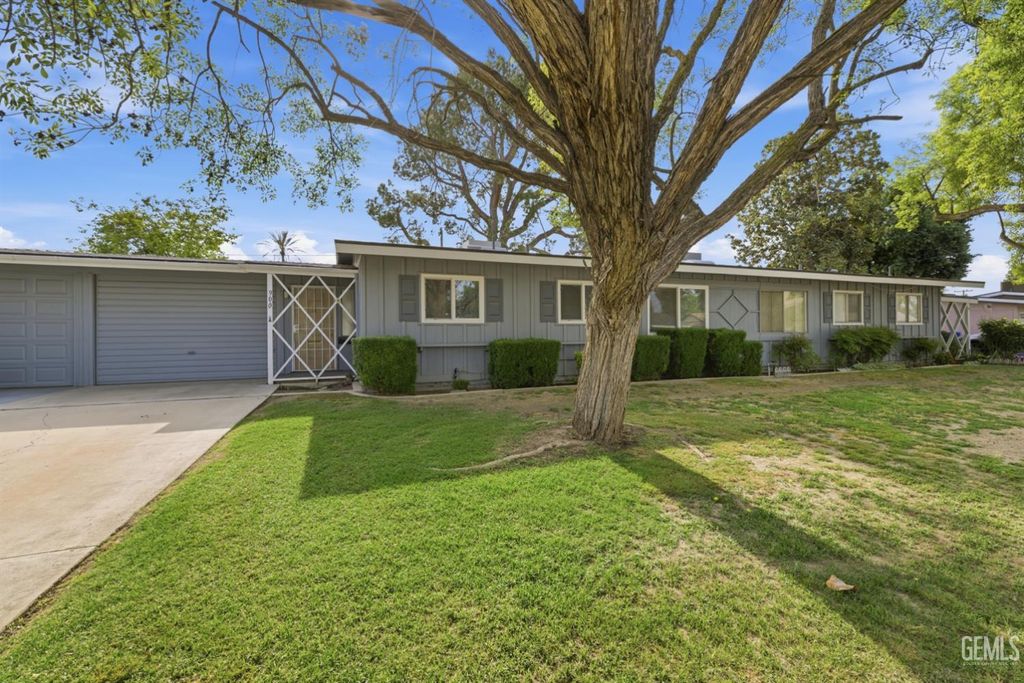 Photo of 900 River Oaks Drive, Bakersfield, CA 93309 (MLS # 202603839)