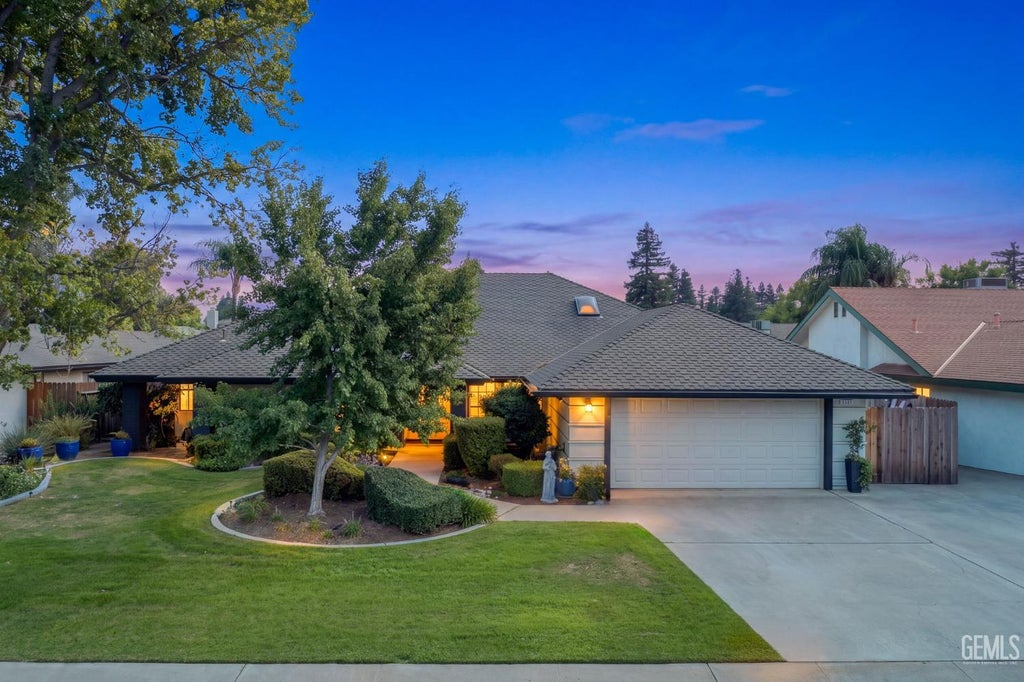 Photo of 9505 Wandering Oak Drive, Bakersfield, CA 93311 (MLS # 202610171)