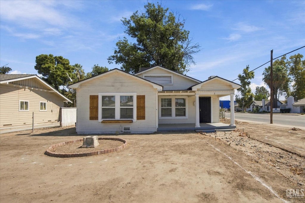 Photo of 2 Oleander Avenue, Bakersfield, CA 93304 (MLS # 202609980)