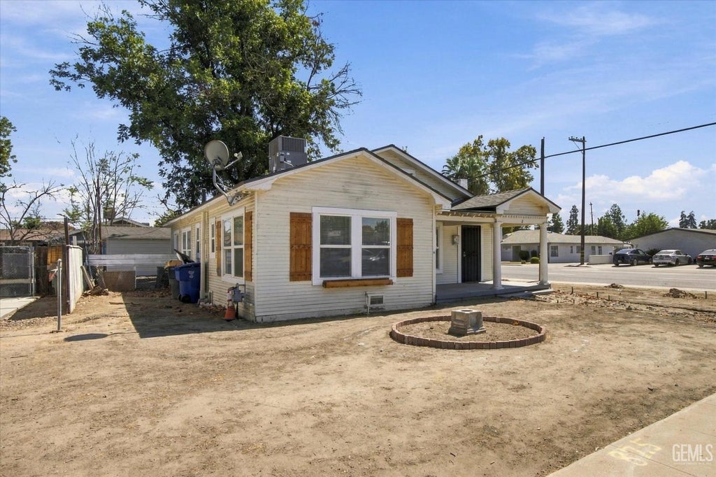 Photo of 2 Oleander Avenue, Bakersfield, CA 93304 (MLS # 202609980)