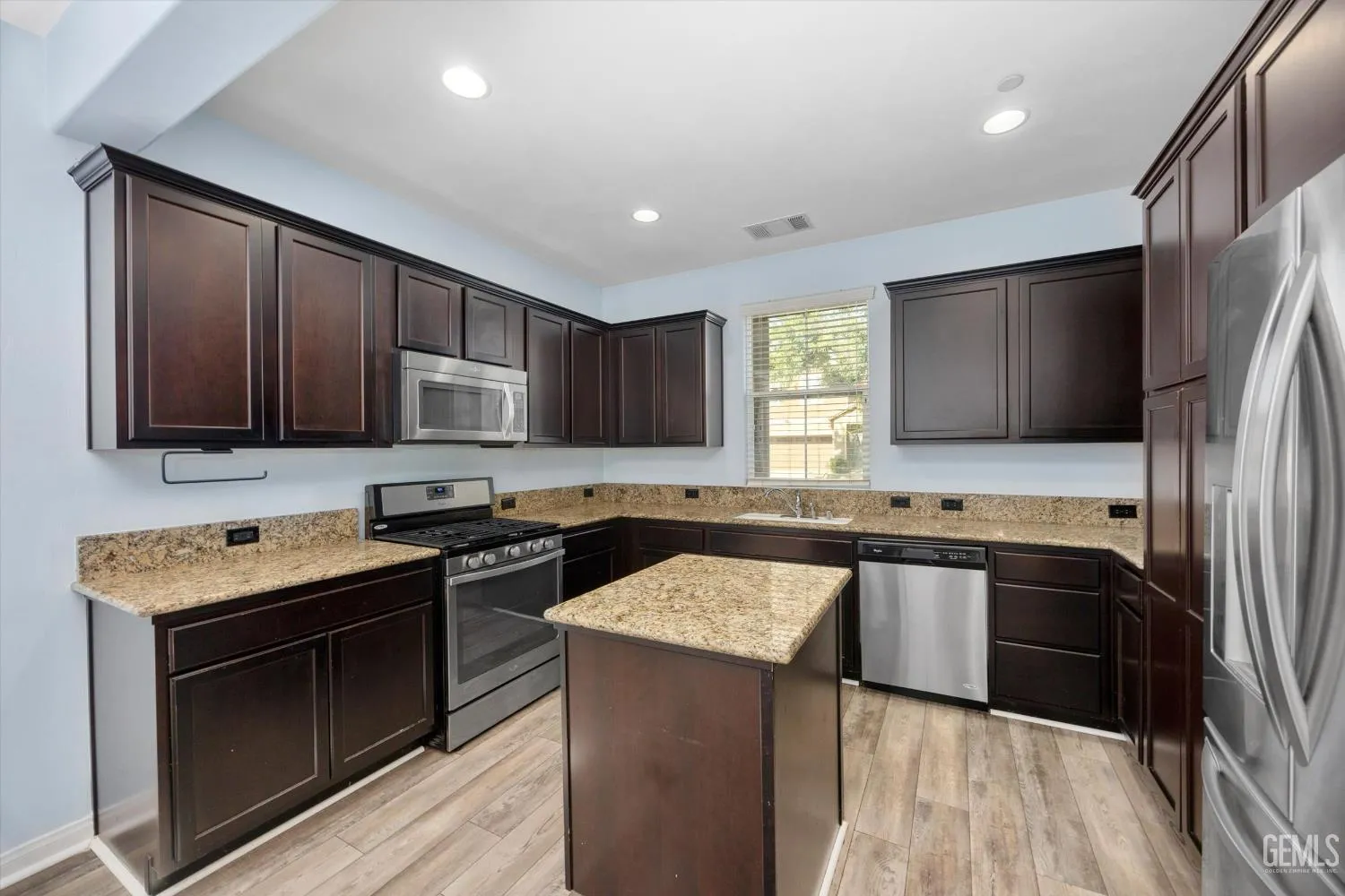 Bakersfield, California 93311, United States, 3 Bedrooms Bedrooms, ,3 BathroomsBathrooms,Residential,Active,190999