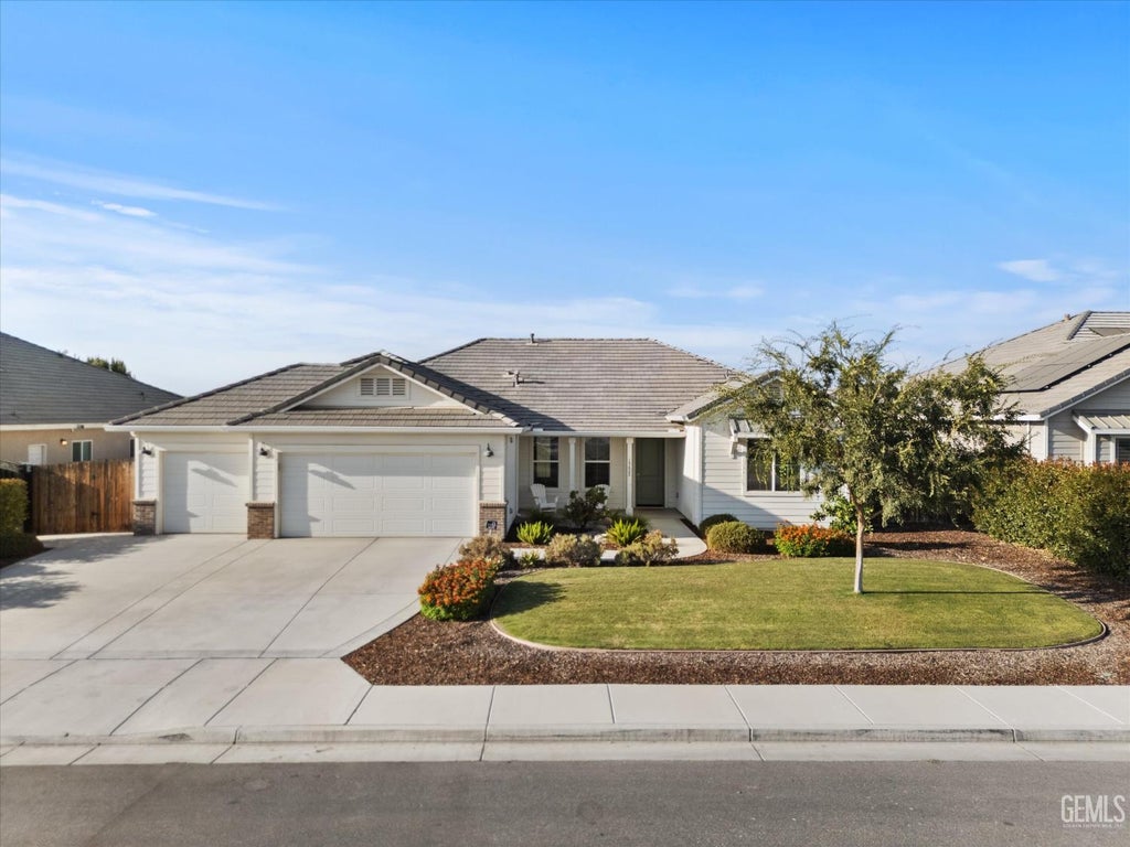 Photo of 15602 Waterford Street, Bakersfield, CA 93314 (MLS # 202610083)