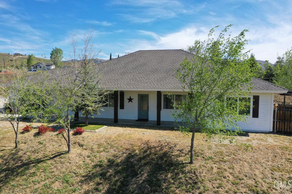 Photo of 20674 Pinon Canyon Drive, Tehachapi, CA 93561 (MLS # 202603801)