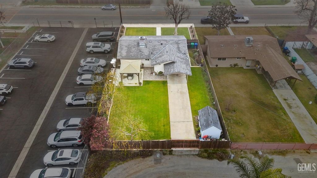 Photo of 355 S Wall Street, Shafter, CA 93263 (MLS # 202601058)