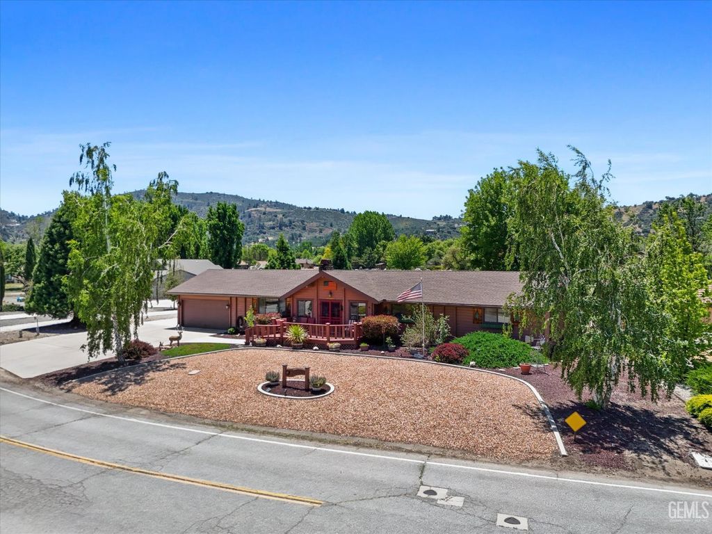 Photo of 29980 Pinedale Drive, Tehachapi, CA 93561 (MLS # 202605682)