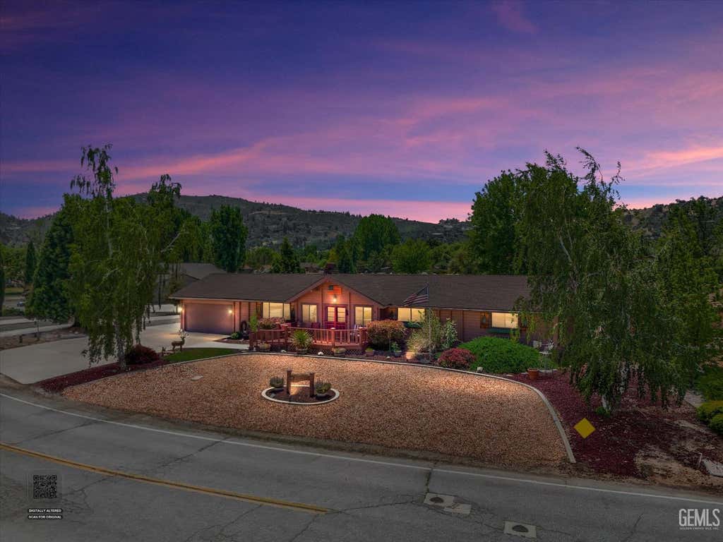 Photo of 29980 Pinedale Drive, Tehachapi, CA 93561 (MLS # 202605682)