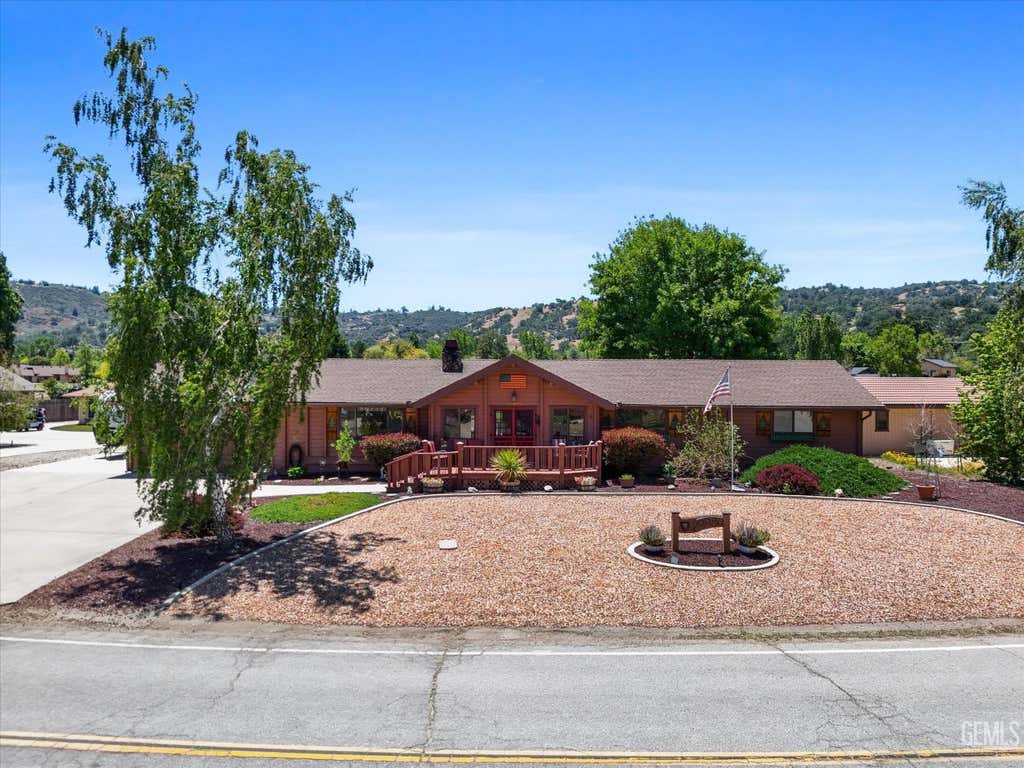 Photo of 29980 Pinedale Drive, Tehachapi, CA 93561 (MLS # 202605682)