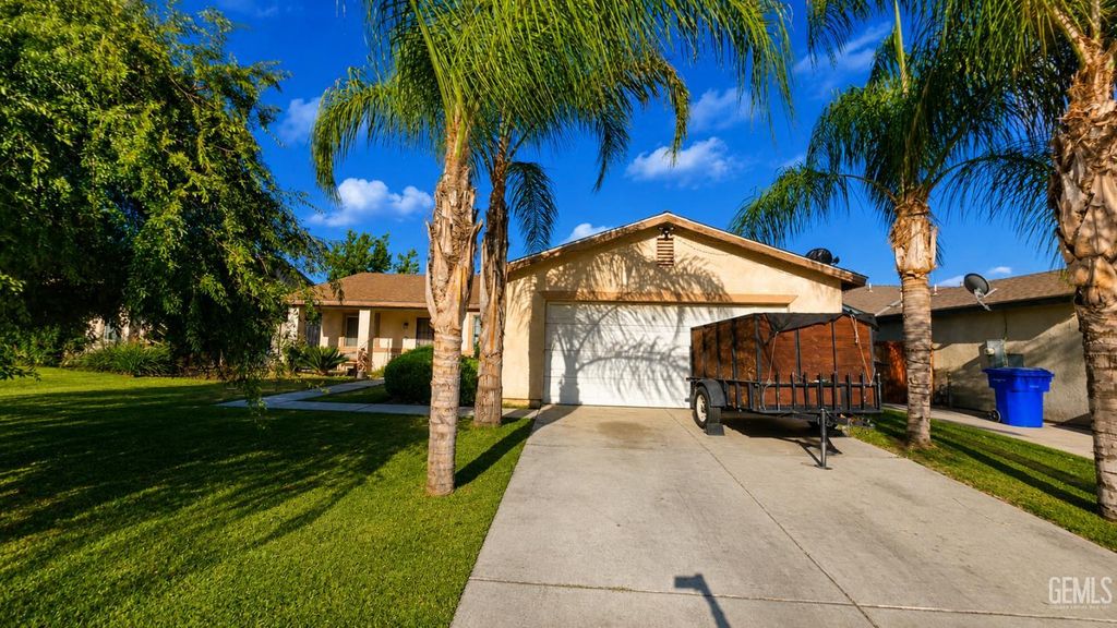 Photo of 823 Deer Ridge Drive, Bakersfield, CA 93306 (MLS # 202605938)