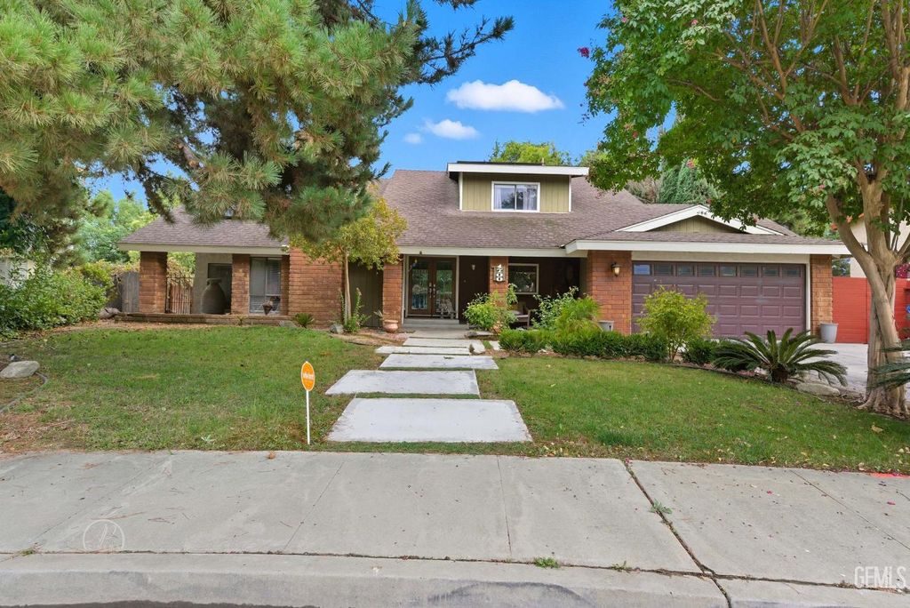 Photo of 1700 Club View Drive, Bakersfield, CA 93309 (MLS # 202510733)