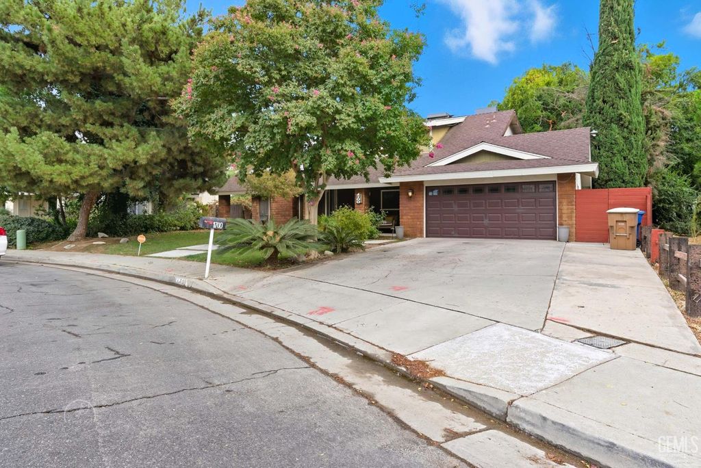 Photo of 1700 Club View Drive, Bakersfield, CA 93309 (MLS # 202510733)