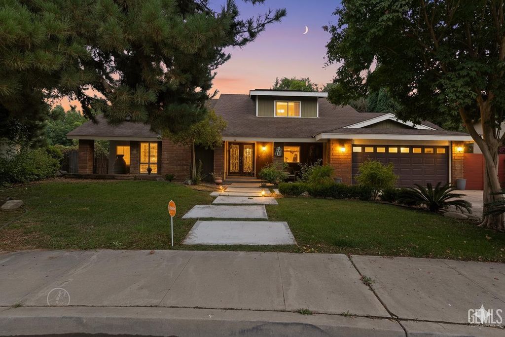 Photo of 1700 Club View Drive, Bakersfield, CA 93309 (MLS # 202510733)