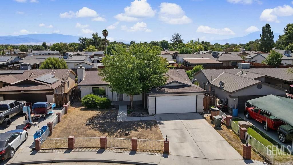Photo of 315 Sowerby Village Ln LN, Bakersfield, CA 93307 (MLS # 202608072)