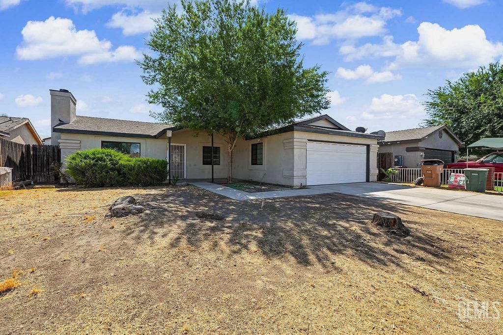 Photo of 315 Sowerby Village Ln LN, Bakersfield, CA 93307 (MLS # 202608072)