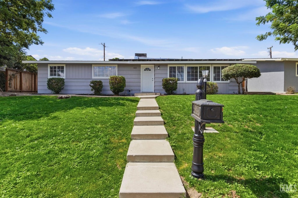 Photo of 1004 Radcliffe Avenue, Bakersfield, CA 93305 (MLS # 202605638)