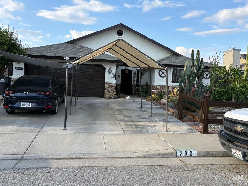 Photo of 700 Calle Orlando, Arvin, CA 93203 (MLS # 202604040)