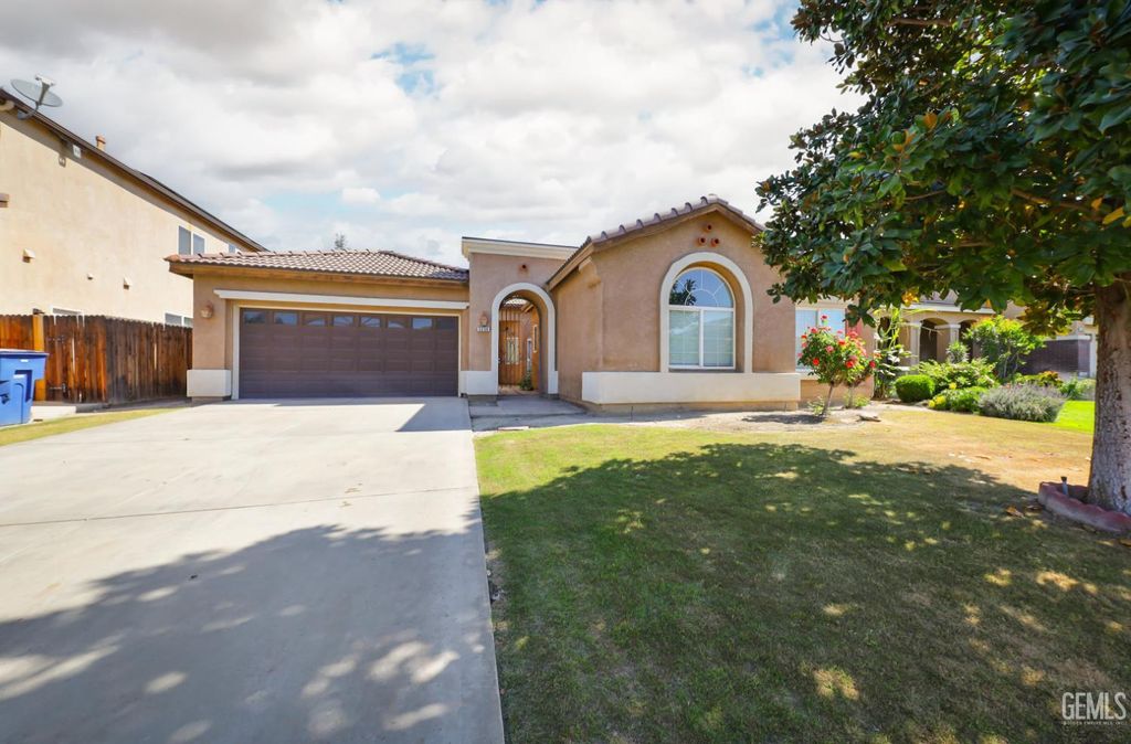 Photo of 5306 Vista Del Mar Avenue, Bakersfield, CA 93311 (MLS # 202603283)