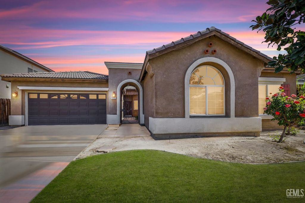 Photo of 5306 Vista Del Mar Avenue, Bakersfield, CA 93311 (MLS # 202603283)