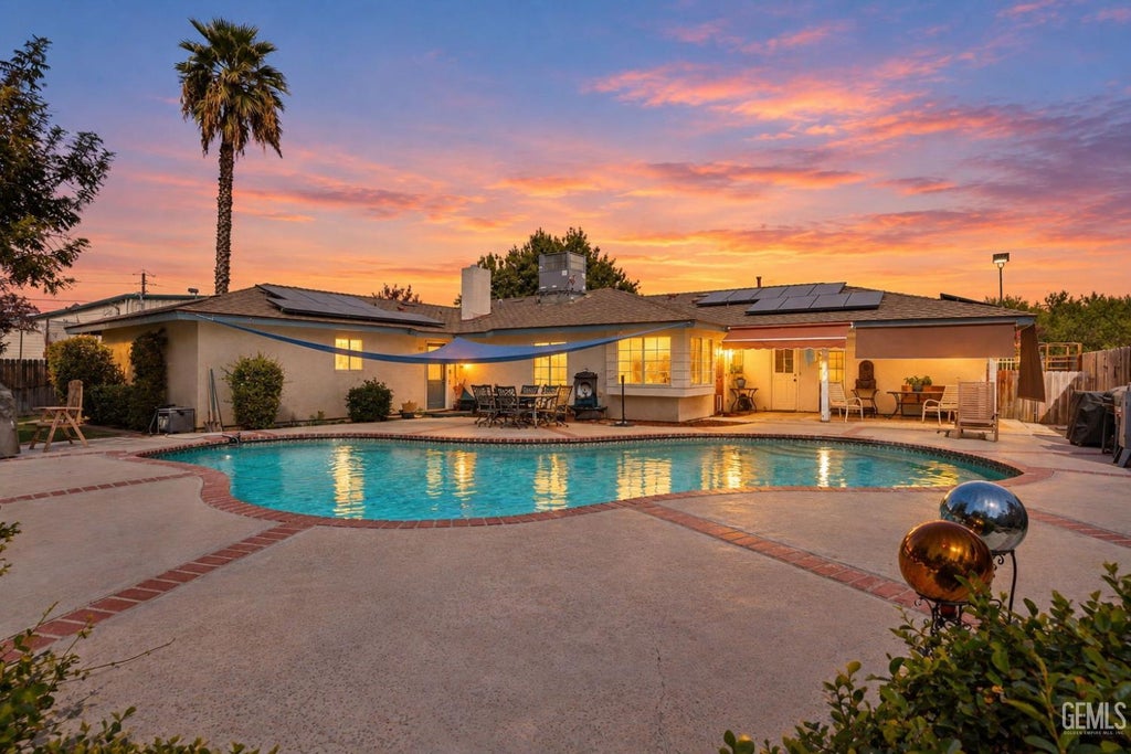 Photo of 1119 Wegis Avenue, Bakersfield, CA 93314 (MLS # 202609997)