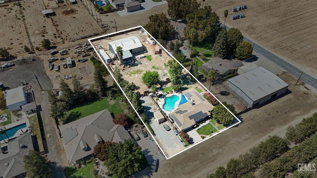 Photo of 1119 Wegis Avenue, Bakersfield, CA 93314 (MLS # 202609997)