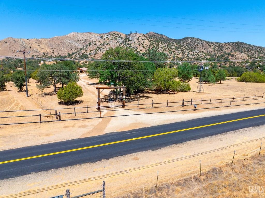Photo of 19211 Walker Basin Road, Caliente, CA 93518 (MLS # 202600901)