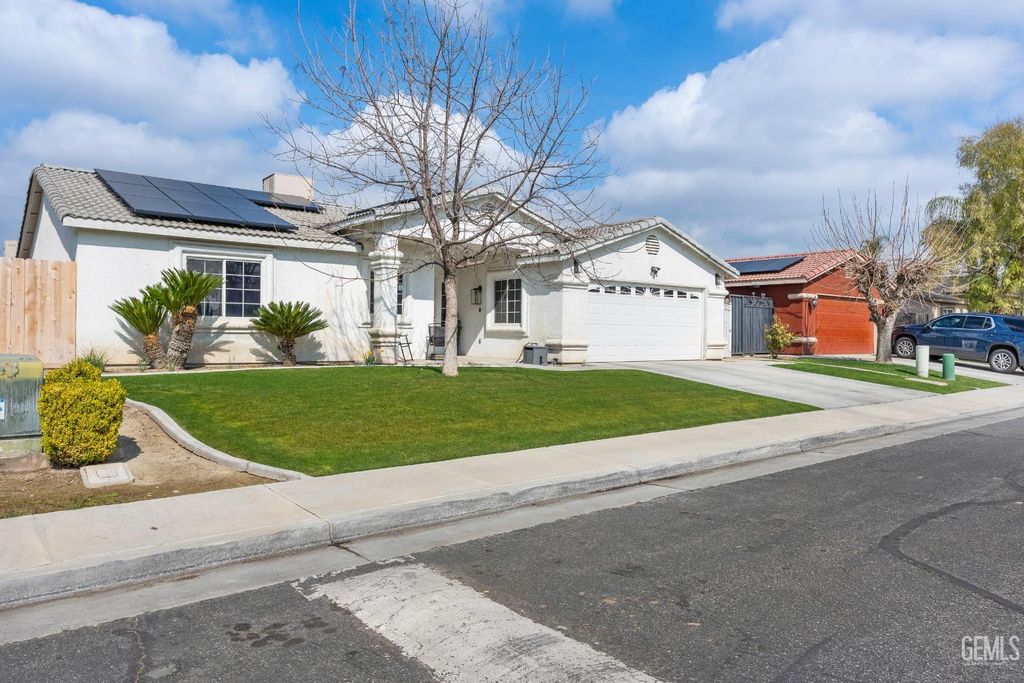 Photo of 5208 San Lucas Drive, Bakersfield, CA 93307 (MLS # 202602148)