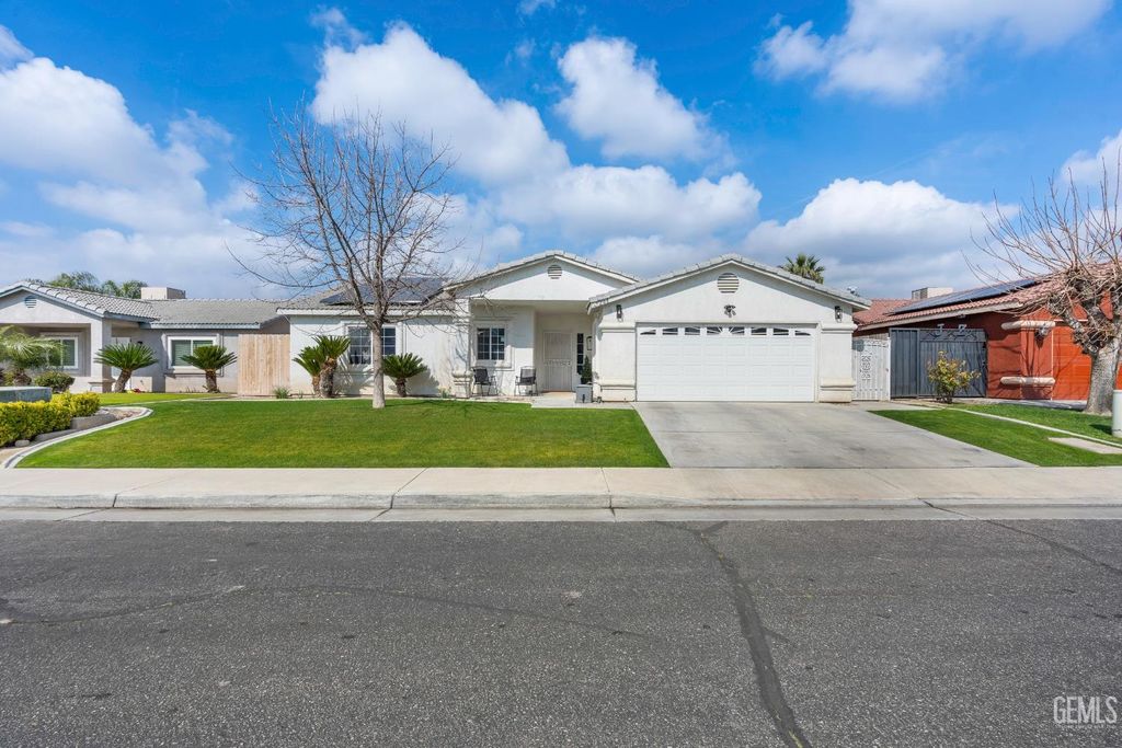 Photo of 5208 San Lucas Drive, Bakersfield, CA 93307 (MLS # 202602148)