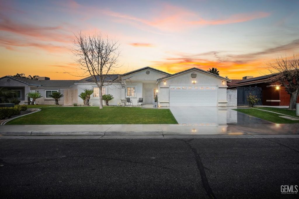 Photo of 5208 San Lucas Drive, Bakersfield, CA 93307 (MLS # 202602148)