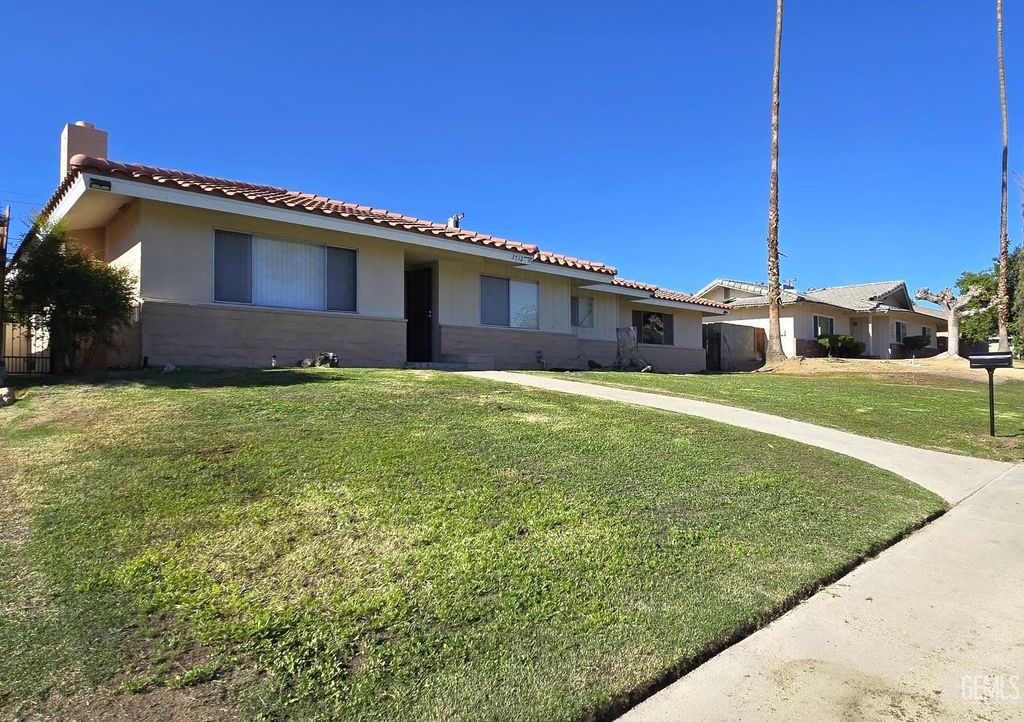 Photo of 3712 Harvard Drive, Bakersfield, CA 93306 (MLS # 202511328)