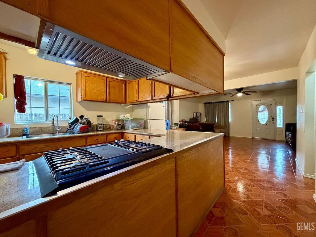 Photo of 917 P Street, Bakersfield, CA 93304 (MLS # 202600923)