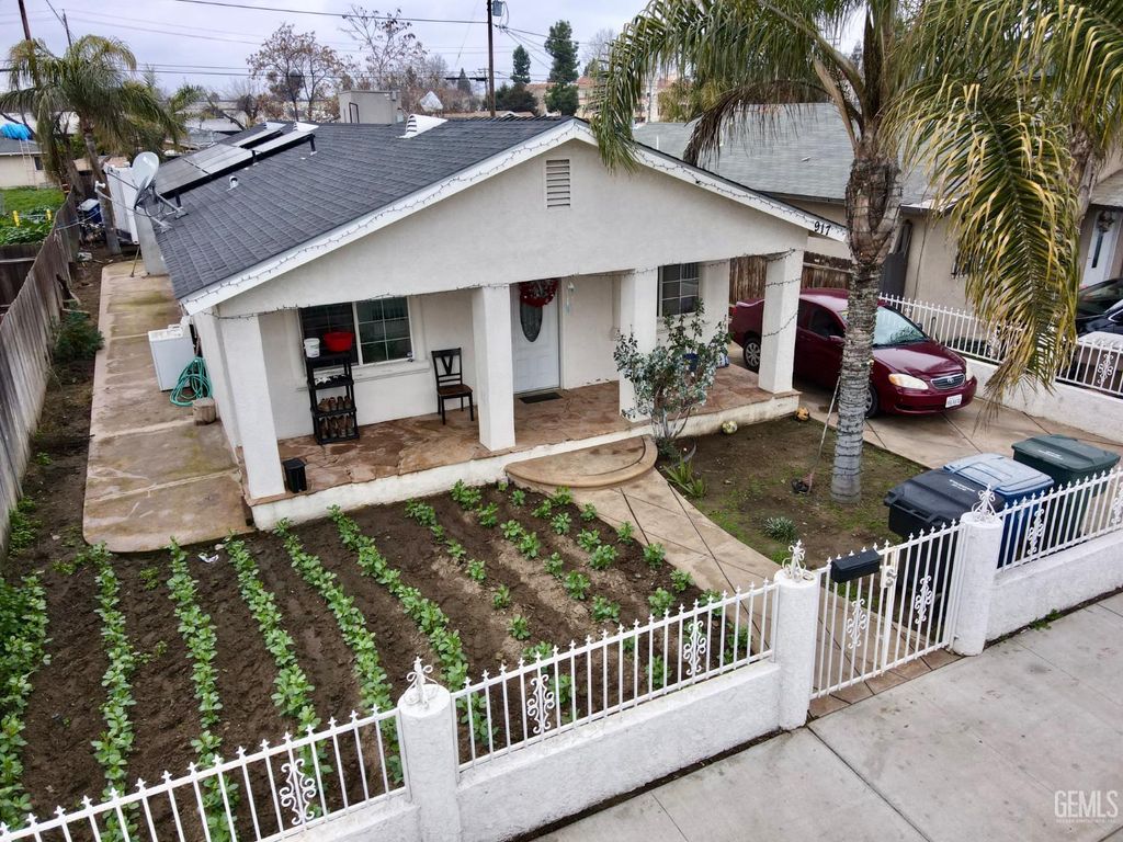 Photo of 917 P Street, Bakersfield, CA 93304 (MLS # 202600923)