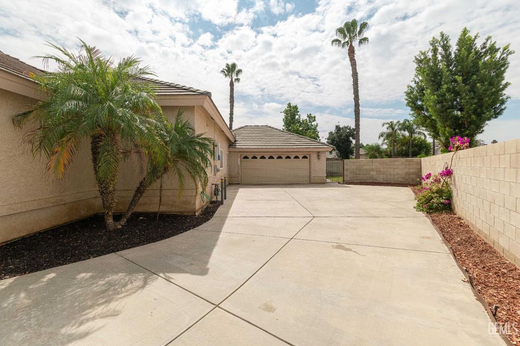 Photo of 13207 Phoenix Palm Court, Bakersfield, CA 93314 (MLS # 202510813)