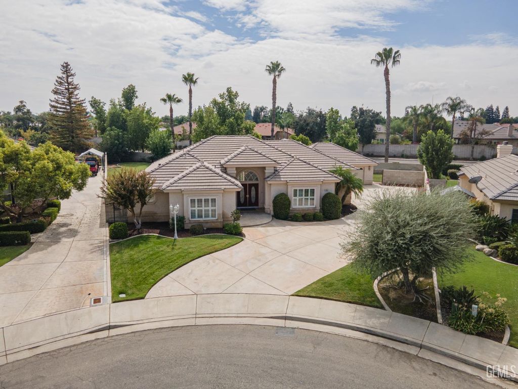 Photo of 13207 Phoenix Palm Court, Bakersfield, CA 93314 (MLS # 202510813)
