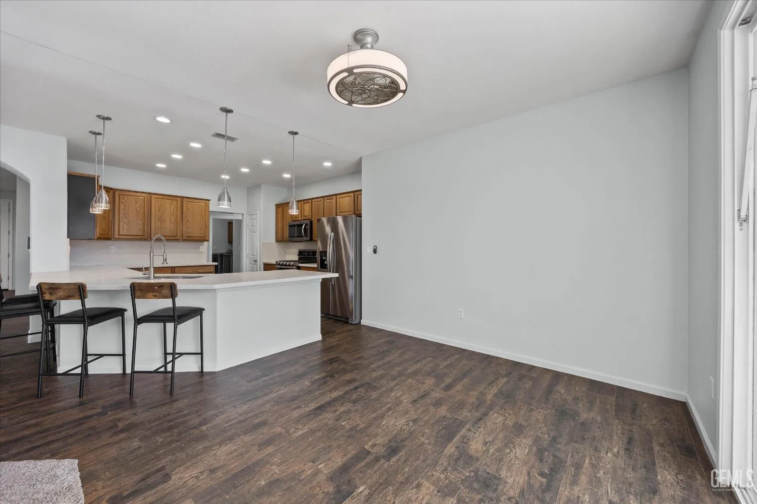 Bakersfield, California 93312, United States, 4 Bedrooms Bedrooms, ,2 BathroomsBathrooms,Residential,Active,221045