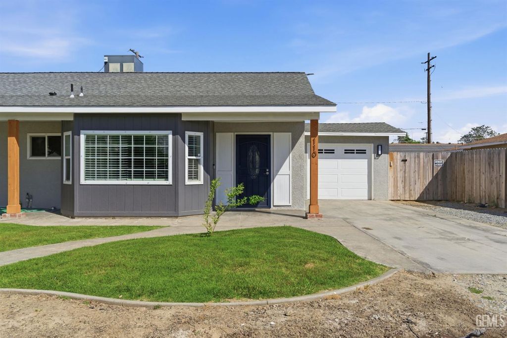 Photo of 110 High St St, Hanford, CA 93230 (MLS # 202603993)