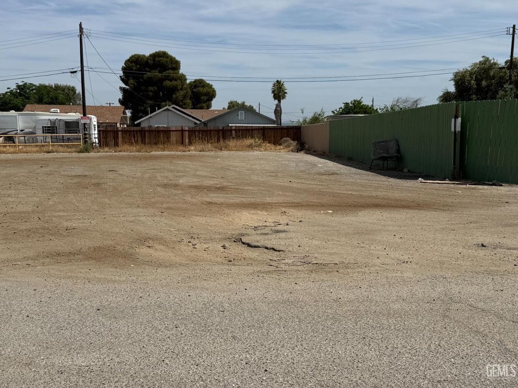 Photo of 602 S Kern Street, Maricopa, CA 93252 (MLS # 202604005)