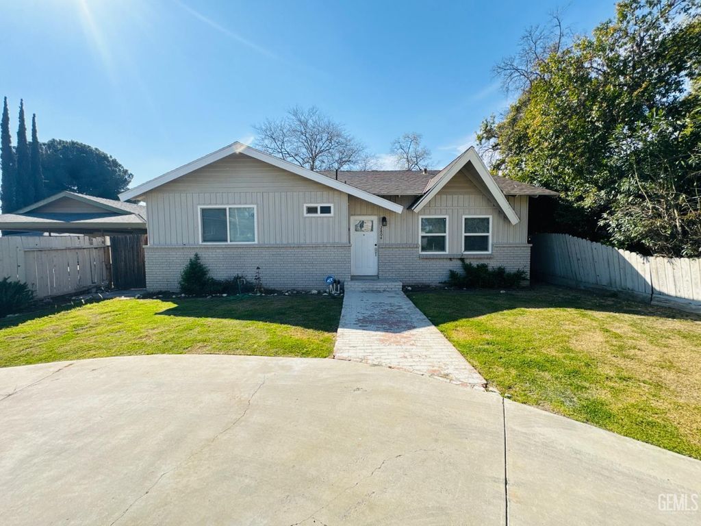 Photo of 2804 Elmwood Avenue, Bakersfield, CA 93305 (MLS # 202602319)