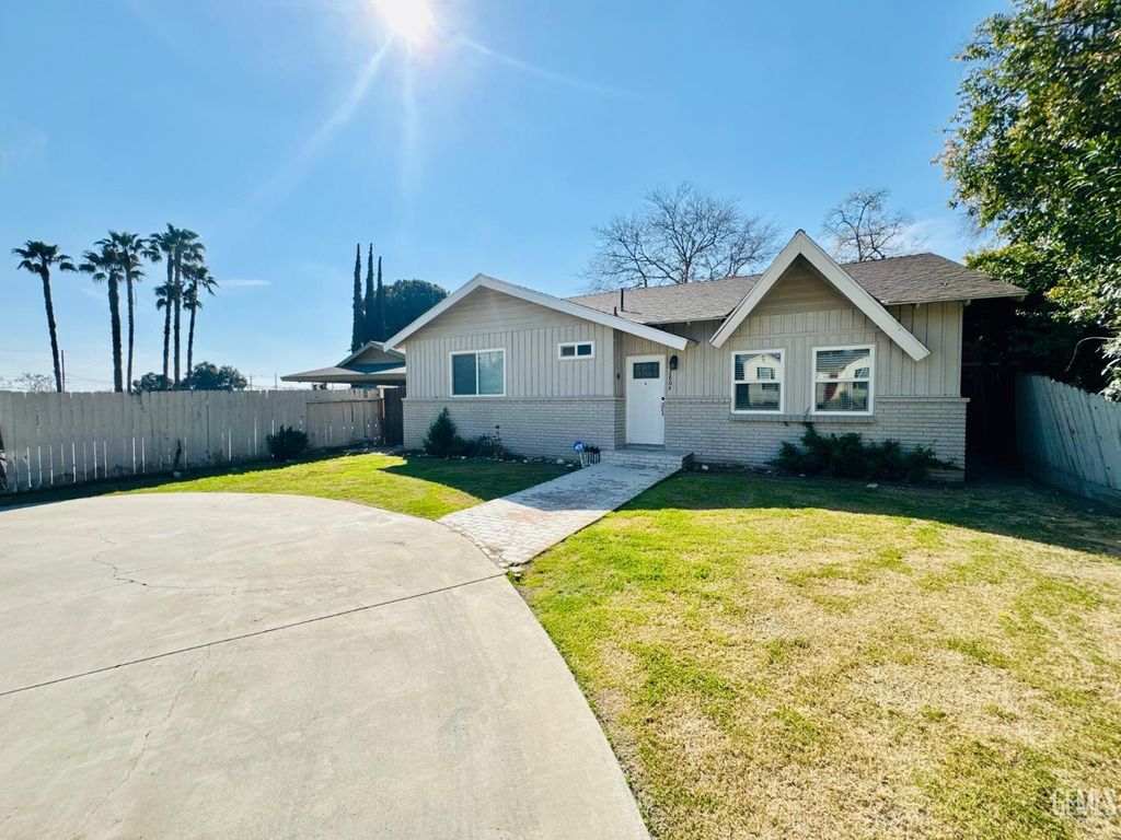 Photo of 2804 Elmwood Avenue, Bakersfield, CA 93305 (MLS # 202602319)