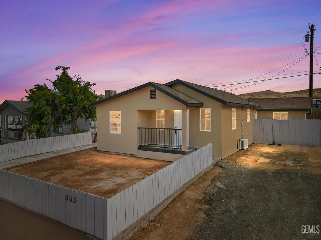 Photo of 303 F Street, Taft, CA 93268 (MLS # 202510765)