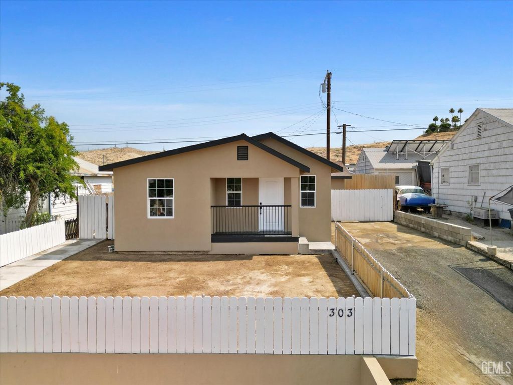 Photo of 303 F Street, Taft, CA 93268 (MLS # 202510765)